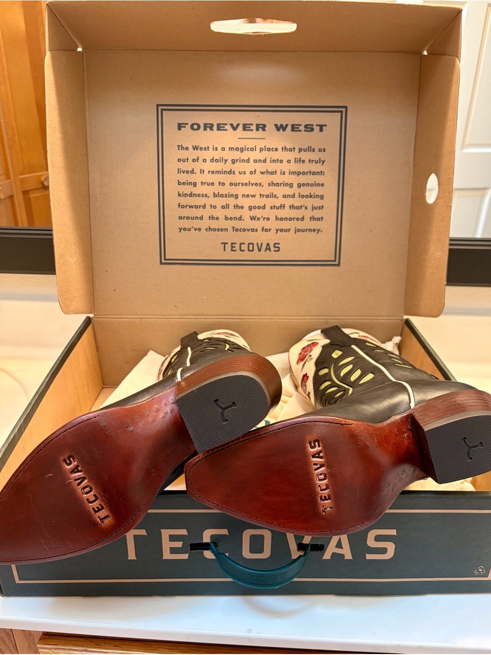 Tecovas Limited Edition Midnight Cream and Red Roses - Picture 9 of 10